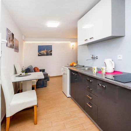 Apartments And Room Silvana Ρόβινι Εξωτερικό φωτογραφία